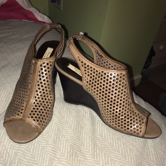 Vera Wang Wedges - Picture 1 of 4